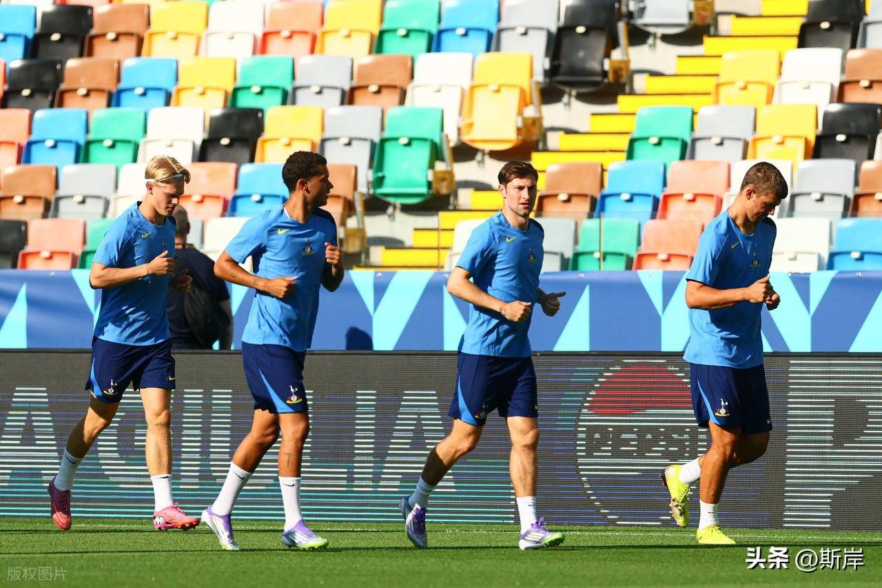 赛前体能课后,辽宁本钢豪取连胜备战英超,球迷炸锅,临场指挥获称赞 赛前体能课后,辽宁本钢豪取连胜备战英超,球迷炸锅,临场指挥获称赞