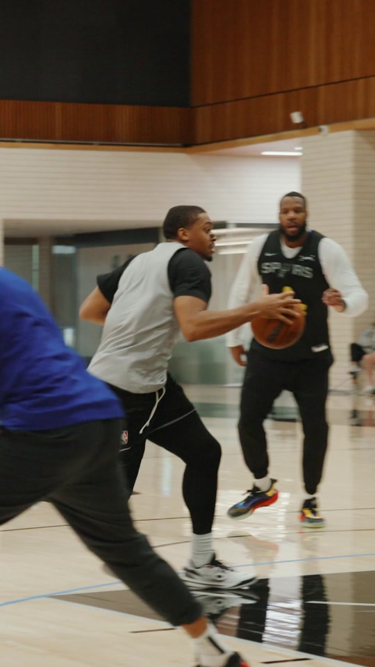 圣安东尼奥马刺发布备战花絮，今夜再遭质疑，法国杯任务艰巨，身体对抗强度拉满的简单介绍