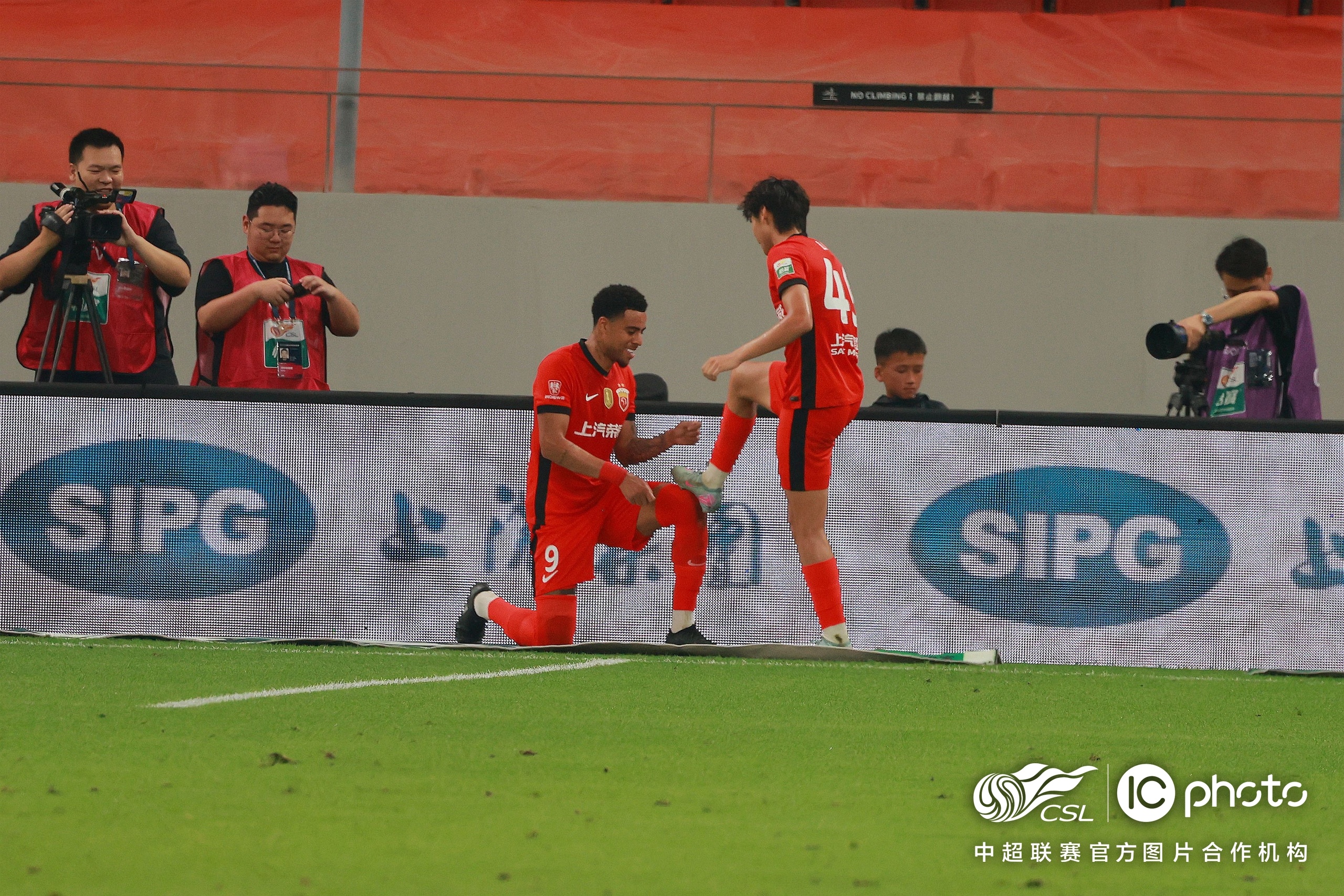 包含今晚体能课后，切尔西豪取连胜备战意大利杯，底气十足，轮换策略成焦点的词条